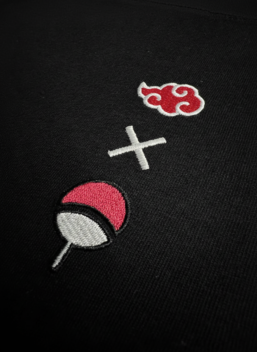 Zoom broderie logo fusionné éventail Uchiha et nuage Akatsuki sur noir – T-Shirt Naruto Shippuden™ PROJO