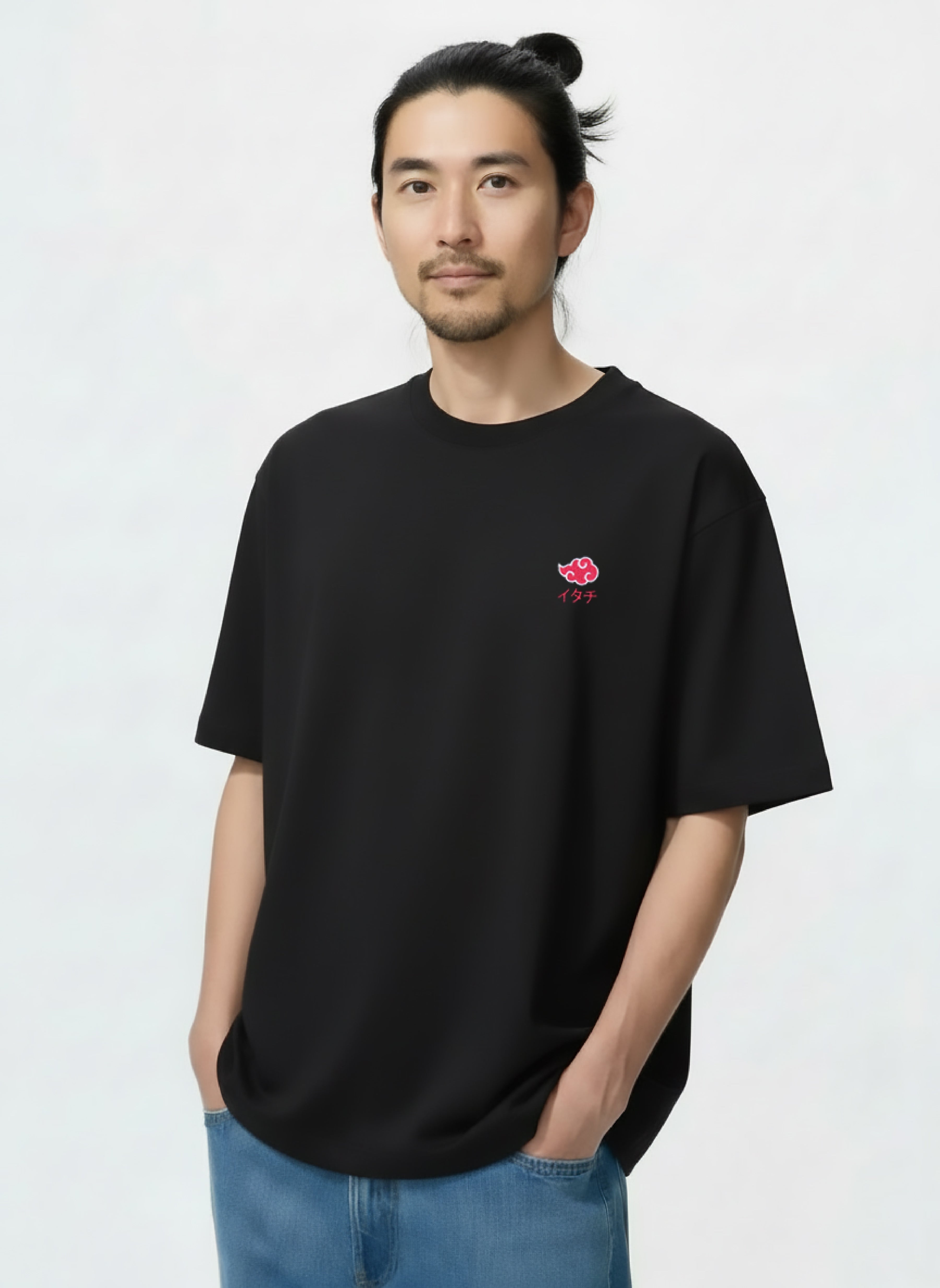 T-Shirt Itachi Nuage Akatsuki Brodé porté par un modèle – Naruto Shippuden™ Licence Officielle PROJO