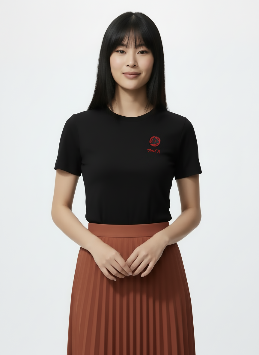 T-Shirt Itachi Mangekyou Calligraphie Brodé porté par un modèle – Naruto Shippuden™ PROJO