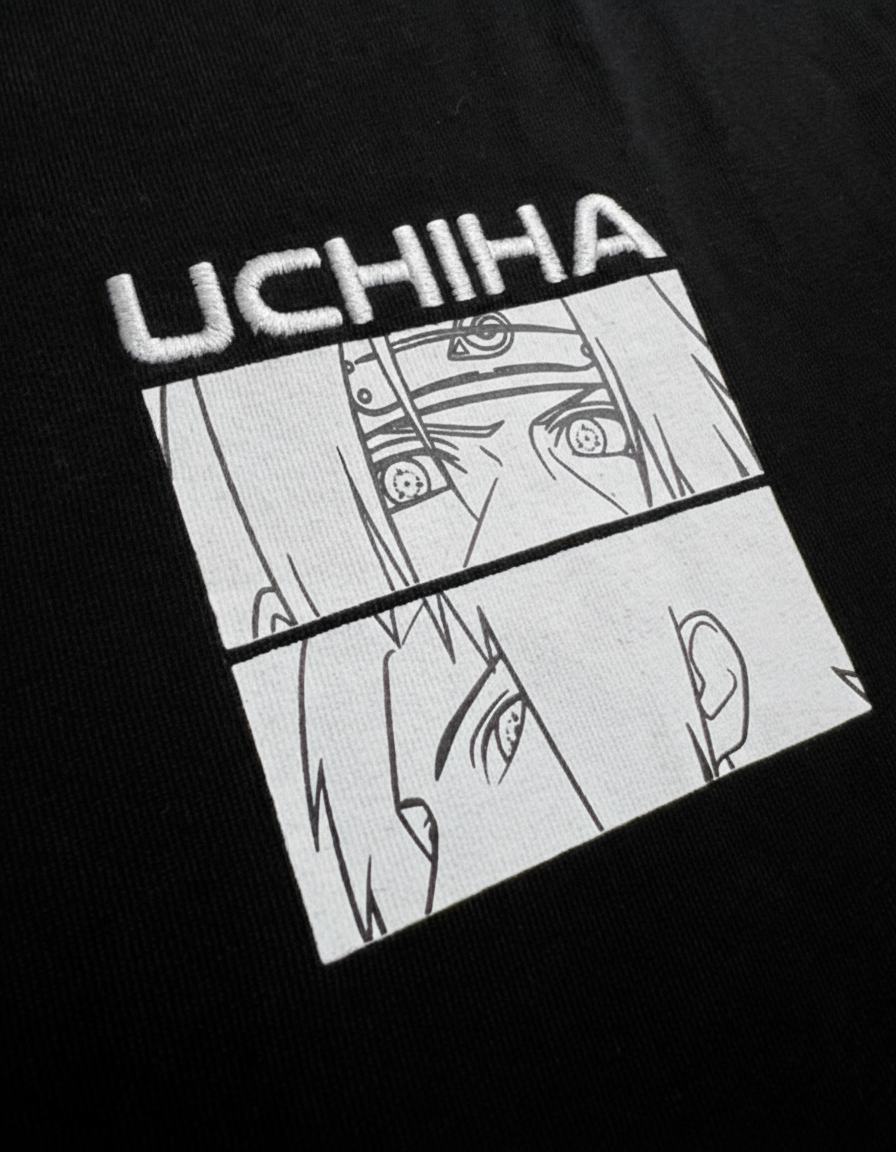 Zoom broderie 3D blanche relief lettrage UCHIHA et regards des deux frères – T-Shirt Naruto Shippuden™ PROJO