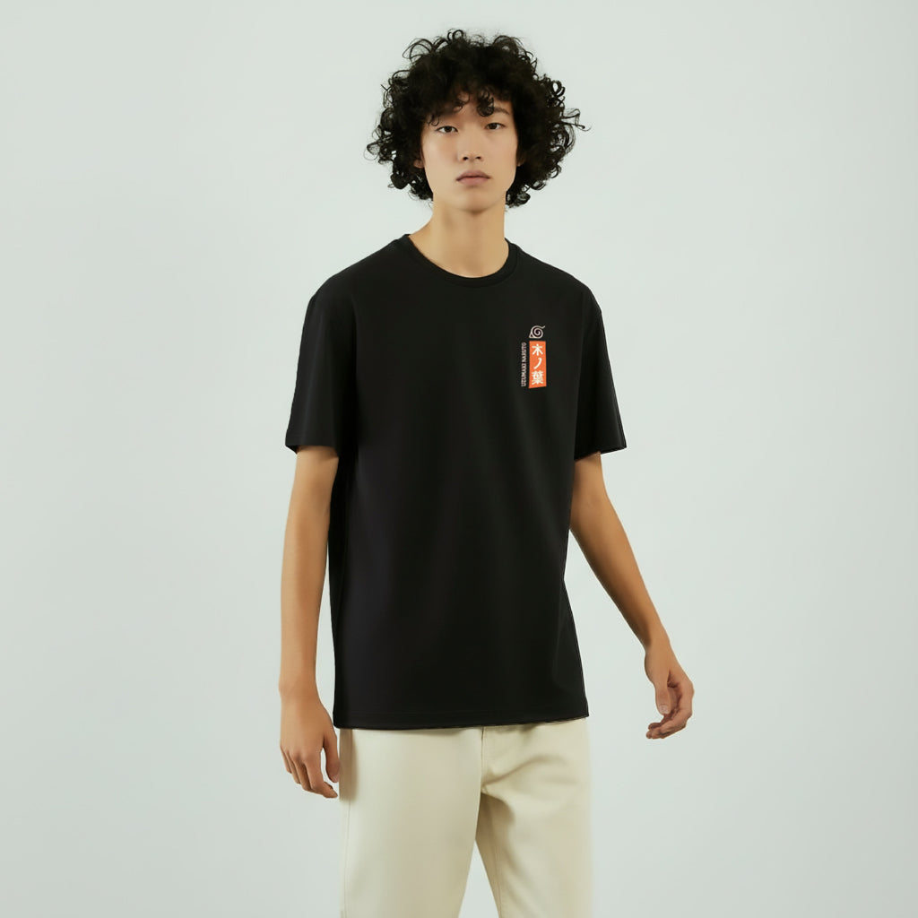 T-Shirt Uzumaki Konoha Cartouche Brodé porté par un modèle – Naruto Shippuden™ Licence Officielle PROJO