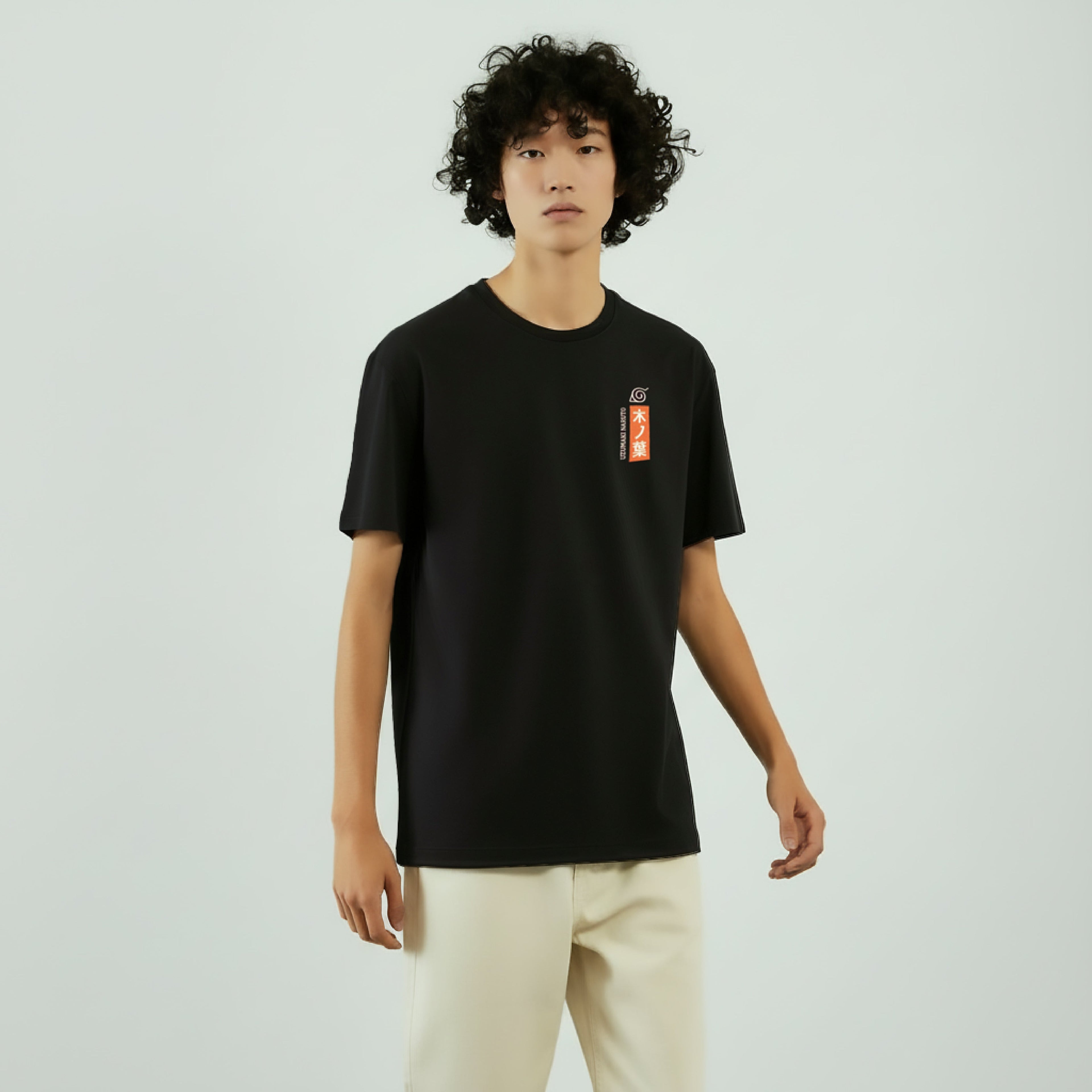 T-Shirt Uzumaki Konoha Cartouche Brodé porté par un modèle – Naruto Shippuden™ Licence Officielle PROJO