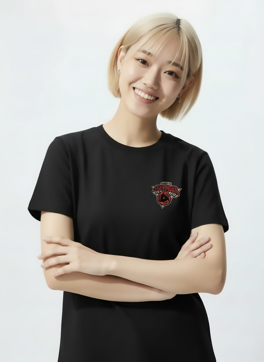 T-Shirt Sharingan Mangekyou Écusson Brodé 3D Rétro porté par un modèle – Naruto Shippuden™ PROJO