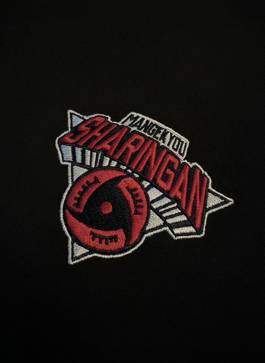 Zoom écusson brodé 3D relief rouge Mangekyou Sharingan style rétro – T-Shirt Naruto Shippuden™ PROJO