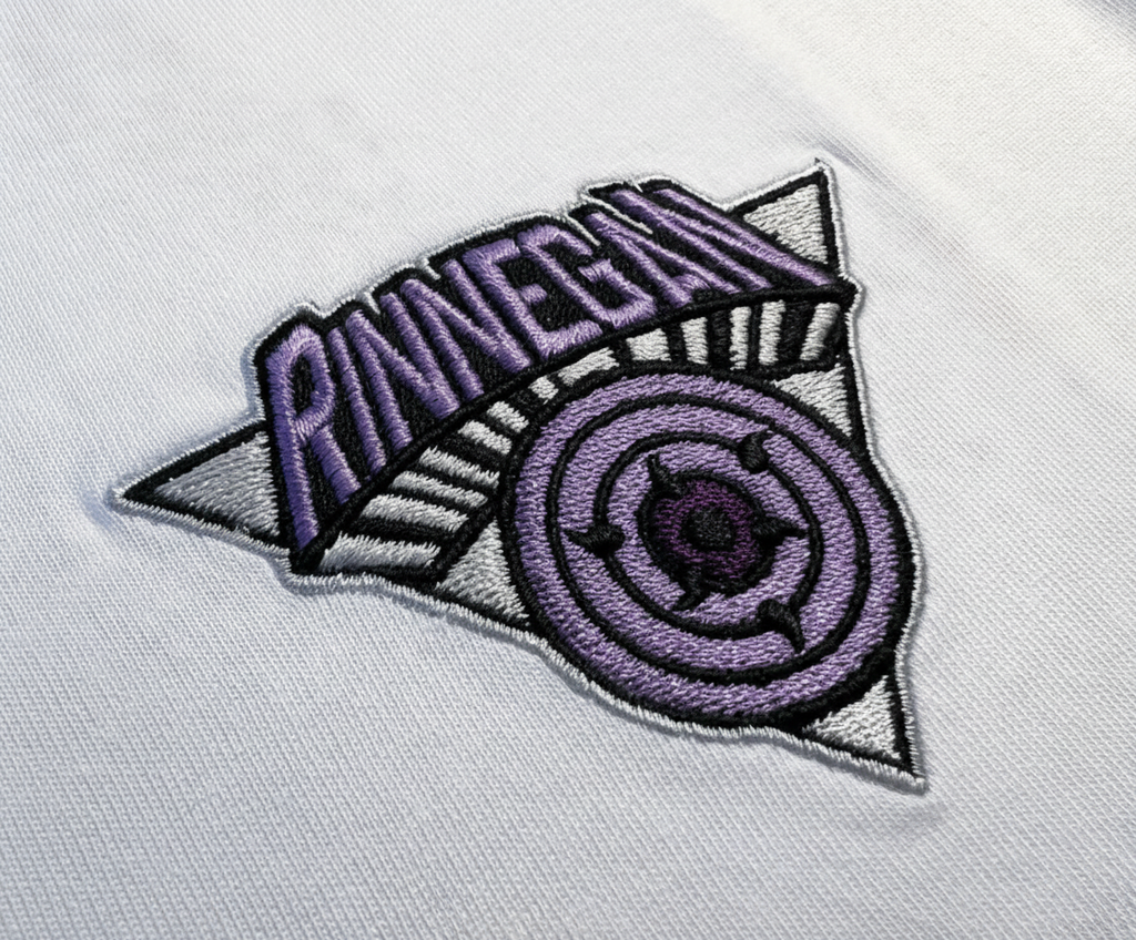 Zoom écusson brodé 3D rétro Rinnegan lettrage et pupille sacrée – T-Shirt Sasuke Naruto Shippuden™ PROJO