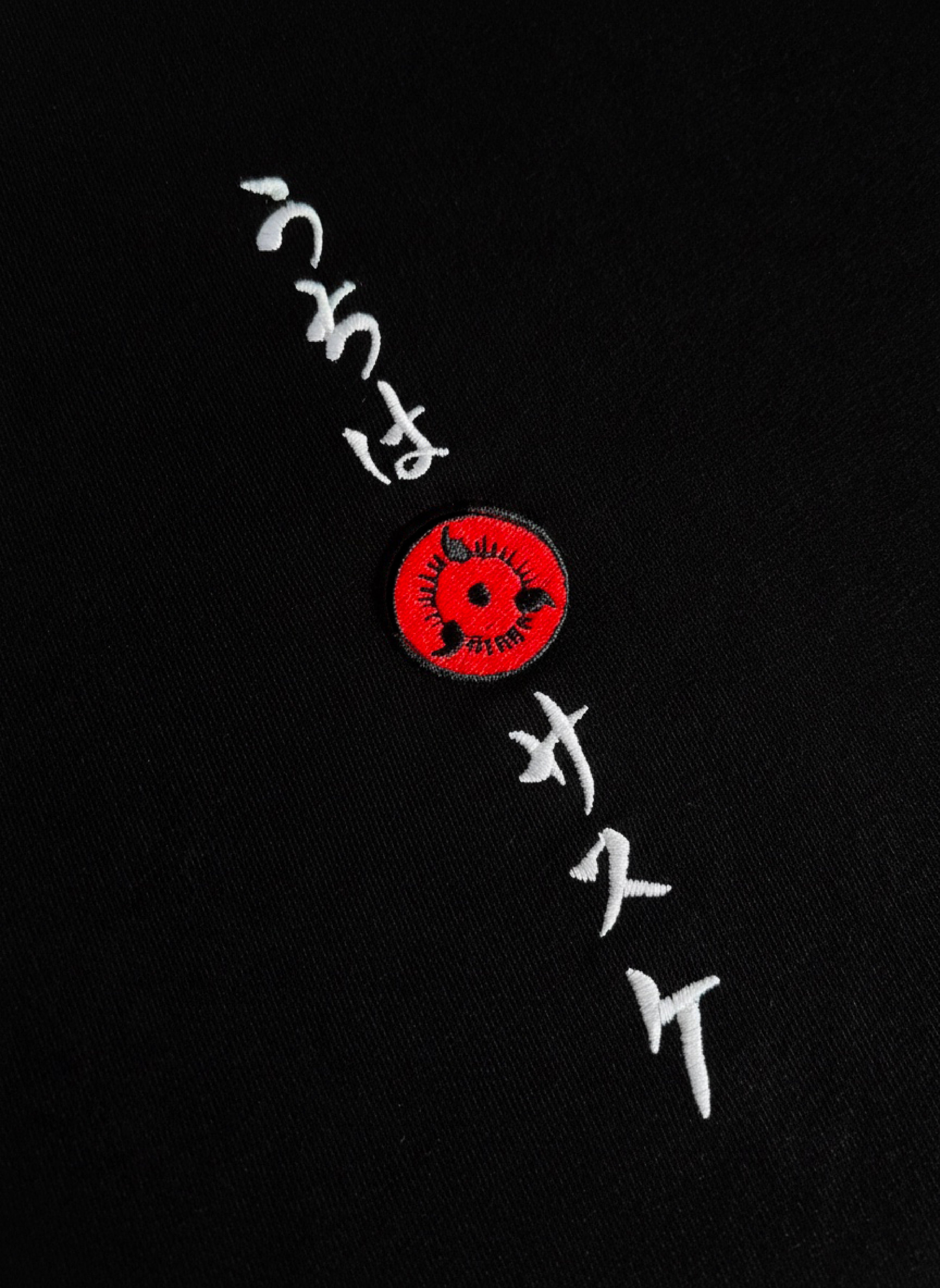 Zoom broderie verticale calligraphie Uchiha Sasuke et pupille Sharingan – T-Shirt Naruto Shippuden™ PROJO