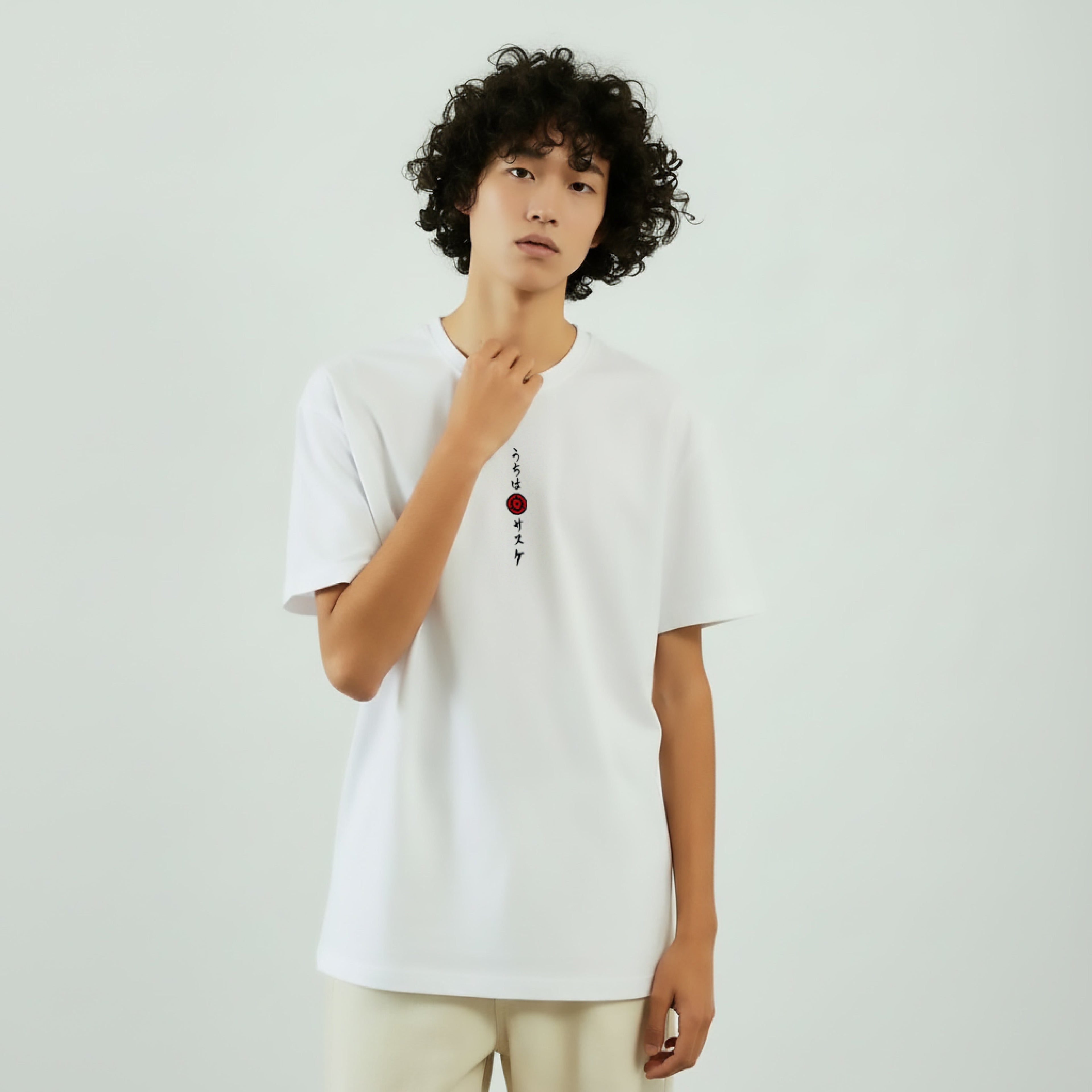 T-Shirt Sasuke Sharingan Calligraphie Brodé Blanc porté par un modèle – Naruto Shippuden™ PROJO